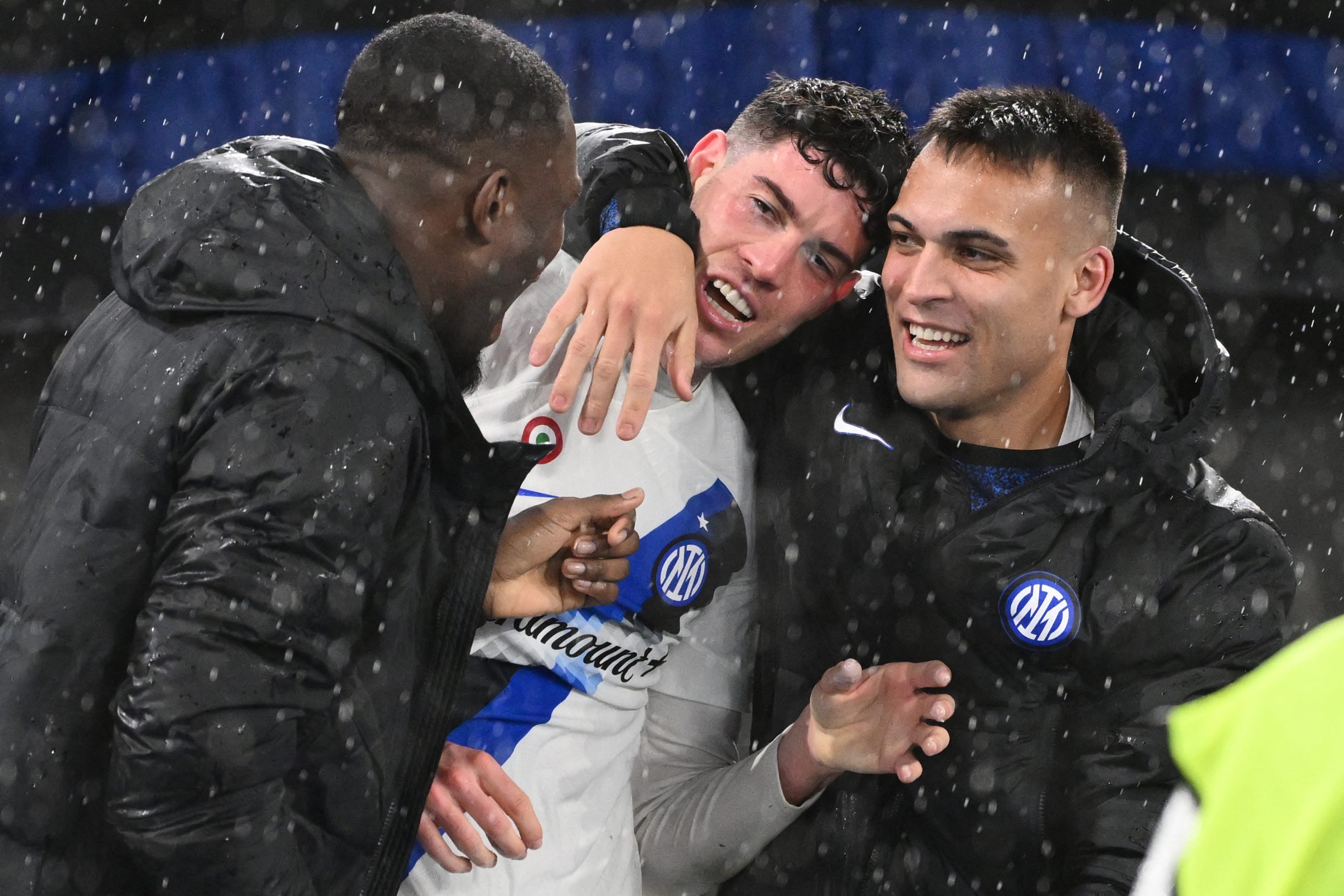 Alessandro Bastoni con Lautaro Martinez e Marcus Thuram in Roma-Inter di Serie A (Photo by Alberto Pizzoli/AFP via Getty Images/OneFootball)